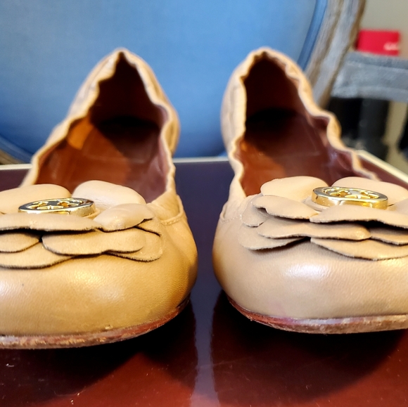 TORY BURCH Shelby Ballet Flats, Flower, Tan, 8.5 - Picture 4 of 8